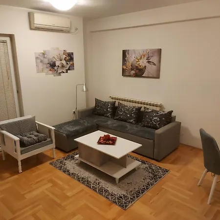 Cozy Modern In Centre Скопье